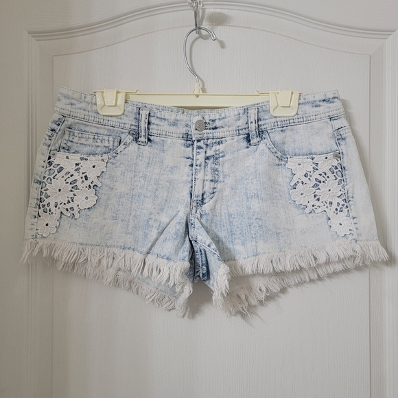 Mossimo Pants - Mossimo Size 8 / 29 Acid Wash Lace Accent Denim Short-Shorts Excellent Used Cond